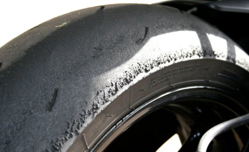 La foto que suma cientos de comentarios en X: el grave accidente de un coche provocado por este detalle en los neumáticos