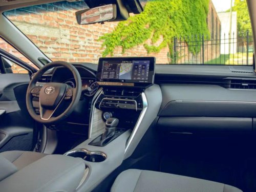 実用ファミリーカーが“別モノ”に… トヨタ新型「ヴェンザ」、ベンツ超え狙うクーペSUVとして2027年復活へ