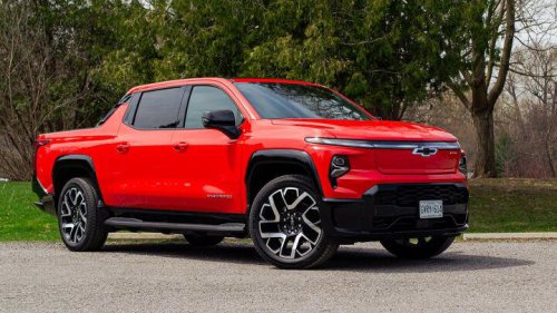 Chevrolet Silverado EV vs Ford F-150 Lightning Comparison