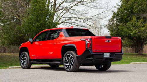 Chevrolet Silverado EV vs Ford F-150 Lightning Comparison