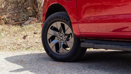 Chevrolet Silverado EV vs Ford F-150 Lightning Comparison