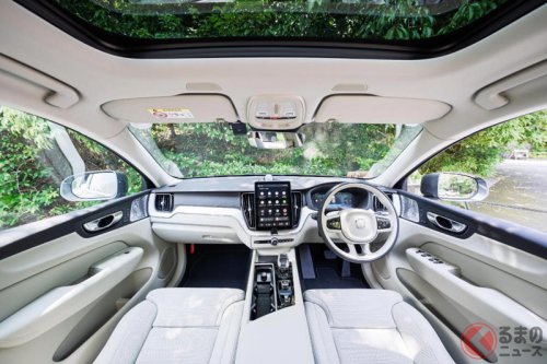 新「“5人乗り”ミドルSUV」発売！ 大人がヨユーで寝られる「めちゃ広ッ空間」が魅力！ 画期的「インフォテイメントシステム」採用で快適性バッチリなボルボ「XC60」の豪華内装がスゴイ！