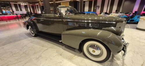 Hundreds of classic cars on display at Las Vegas hotel