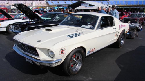 Muscle Cars, 8 vintage muscle cars that were built for straight-line speed
