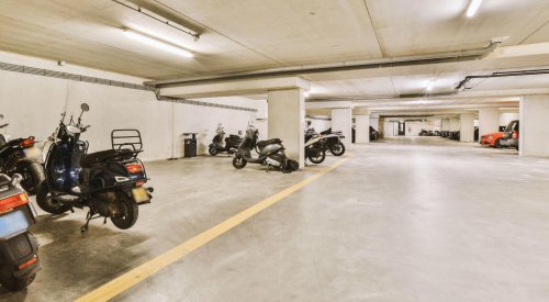 La verdad detrás de una práctica muy común: así regula la ley a los conductores que compran plazas de garaje en edificios ajenos