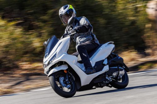 〈これは文句なし〉人気の原二スクーター・ホンダ「PCX」（2025年）の走りはカタログスペック以上のゆとり＆流麗なデザインも魅力のひとつ