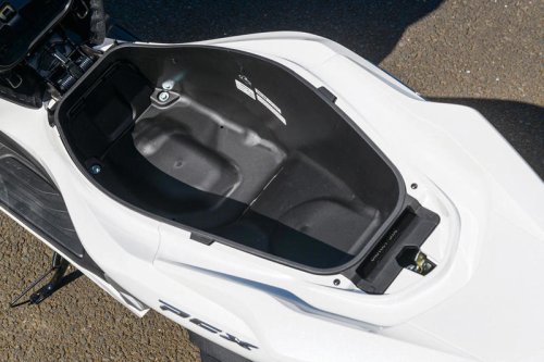 〈これは文句なし〉人気の原二スクーター・ホンダ「PCX」（2025年）の走りはカタログスペック以上のゆとり＆流麗なデザインも魅力のひとつ