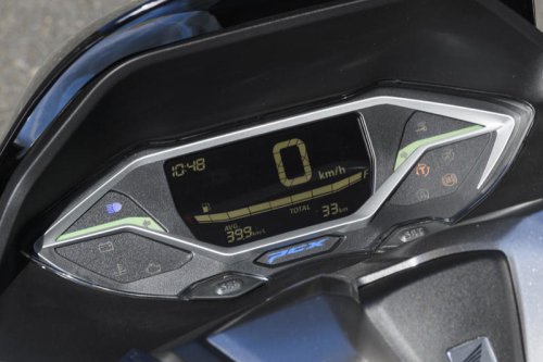 〈これは文句なし〉人気の原二スクーター・ホンダ「PCX」（2025年）の走りはカタログスペック以上のゆとり＆流麗なデザインも魅力のひとつ