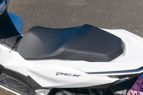 〈これは文句なし〉人気の原二スクーター・ホンダ「PCX」（2025年）の走りはカタログスペック以上のゆとり＆流麗なデザインも魅力のひとつ