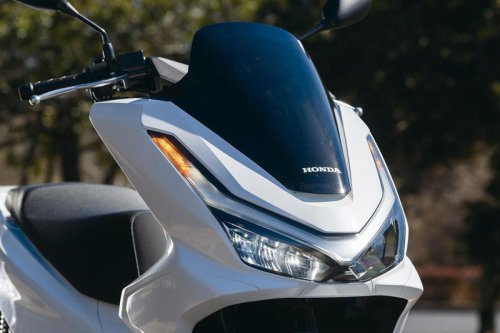 〈これは文句なし〉人気の原二スクーター・ホンダ「PCX」（2025年）の走りはカタログスペック以上のゆとり＆流麗なデザインも魅力のひとつ