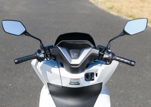 〈これは文句なし〉人気の原二スクーター・ホンダ「PCX」（2025年）の走りはカタログスペック以上のゆとり＆流麗なデザインも魅力のひとつ