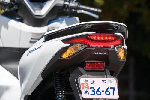 〈これは文句なし〉人気の原二スクーター・ホンダ「PCX」（2025年）の走りはカタログスペック以上のゆとり＆流麗なデザインも魅力のひとつ