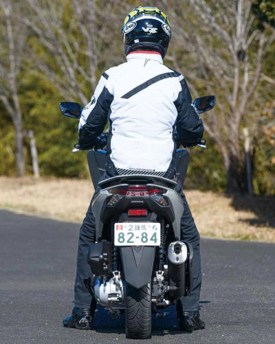 〈これは文句なし〉人気の原二スクーター・ホンダ「PCX」（2025年）の走りはカタログスペック以上のゆとり＆流麗なデザインも魅力のひとつ