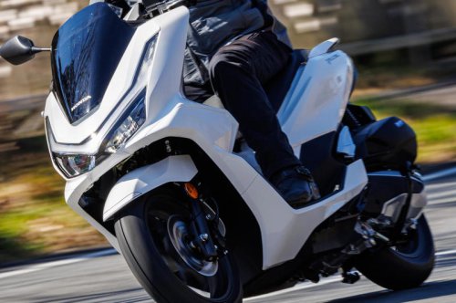 〈これは文句なし〉人気の原二スクーター・ホンダ「PCX」（2025年）の走りはカタログスペック以上のゆとり＆流麗なデザインも魅力のひとつ
