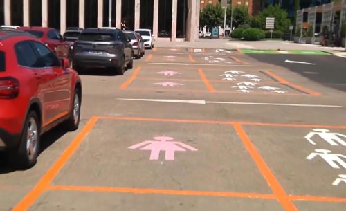 Así es la señal que está apareciendo en los parkings de los centros comerciales: y cuidado, porque que muchos la están interpretando mal