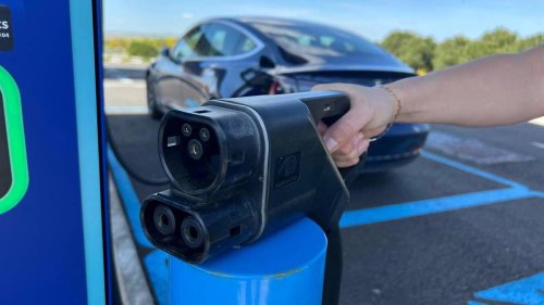 El coche eléctrico ya roza el 20% en Europa mientras la combustión se desploma