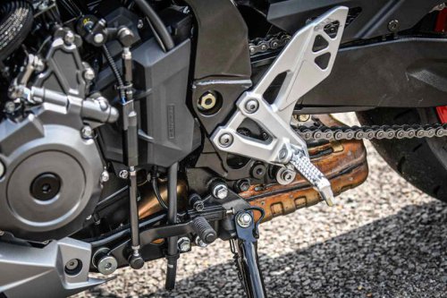 スズキ『GSX-8R』ってどんなバイク？ 燃費や足つき性、スペックの他、おすすめポイントや装備を解説します！【スズキのバイク！の新車図鑑▶大型バイク編／SUZUKI GSX-8R（2025）】