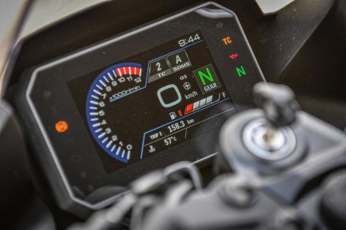 スズキ『GSX-8R』ってどんなバイク？ 燃費や足つき性、スペックの他、おすすめポイントや装備を解説します！【スズキのバイク！の新車図鑑▶大型バイク編／SUZUKI GSX-8R（2025）】