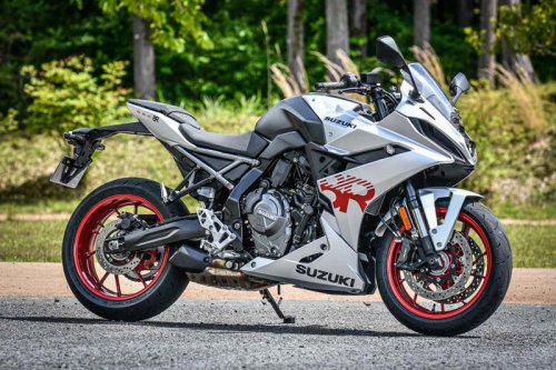 スズキ『GSX-8R』ってどんなバイク？ 燃費や足つき性、スペックの他、おすすめポイントや装備を解説します！【スズキのバイク！の新車図鑑▶大型バイク編／SUZUKI GSX-8R（2025）】