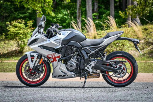 スズキ『GSX-8R』ってどんなバイク？ 燃費や足つき性、スペックの他、おすすめポイントや装備を解説します！【スズキのバイク！の新車図鑑▶大型バイク編／SUZUKI GSX-8R（2025）】