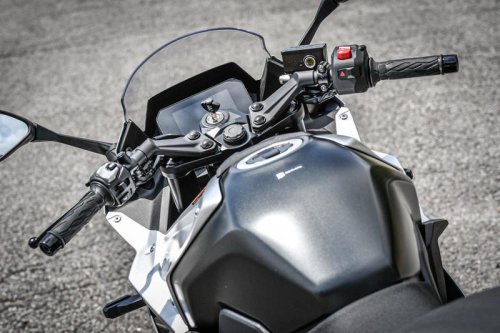 スズキ『GSX-8R』ってどんなバイク？ 燃費や足つき性、スペックの他、おすすめポイントや装備を解説します！【スズキのバイク！の新車図鑑▶大型バイク編／SUZUKI GSX-8R（2025）】