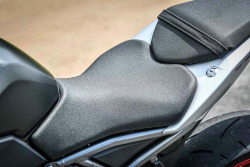 スズキ『GSX-8R』ってどんなバイク？ 燃費や足つき性、スペックの他、おすすめポイントや装備を解説します！【スズキのバイク！の新車図鑑▶大型バイク編／SUZUKI GSX-8R（2025）】