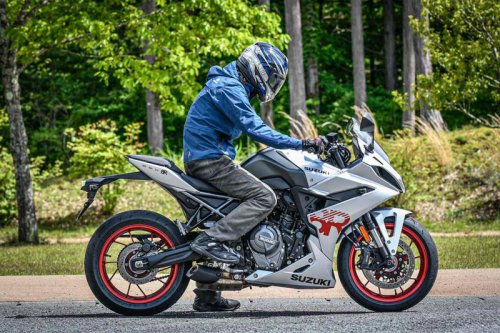 スズキ『GSX-8R』ってどんなバイク？ 燃費や足つき性、スペックの他、おすすめポイントや装備を解説します！【スズキのバイク！の新車図鑑▶大型バイク編／SUZUKI GSX-8R（2025）】