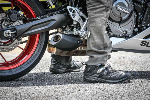 スズキ『GSX-8R』ってどんなバイク？ 燃費や足つき性、スペックの他、おすすめポイントや装備を解説します！【スズキのバイク！の新車図鑑▶大型バイク編／SUZUKI GSX-8R（2025）】