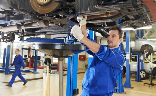 ¿Cómo hablar con un mecánico para parecer un experto en coches y evitar un timo?: se lo preguntemos a la IA y sus recomendaciones son oro