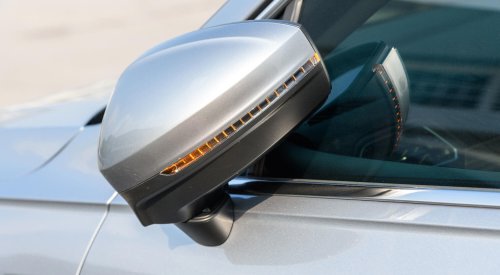 Plegar los retrovisores: el gesto común al aparcar que puede poner tu coche en peligro