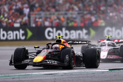 Yuki Tsunoda expone al RB21 de Red Bull en Silverstone: “Es increíblemente lento”