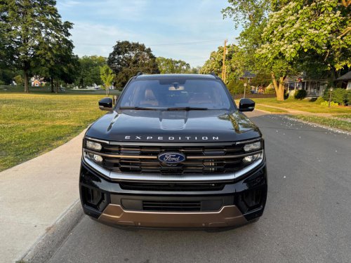 2025 Ford Expedition has trick tailgate, wide-screen display