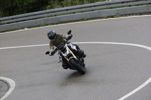 BMW R 1300 R試乗レポート｜国際試乗会で体感した最新ネイキッドバイクの進化