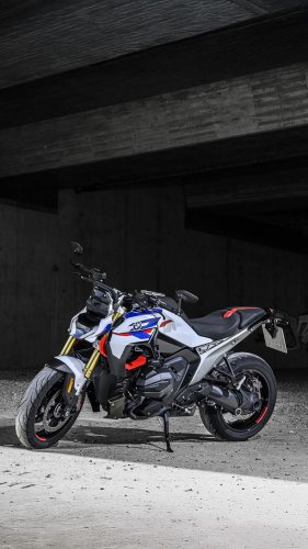 BMW R 1300 R試乗レポート｜国際試乗会で体感した最新ネイキッドバイクの進化