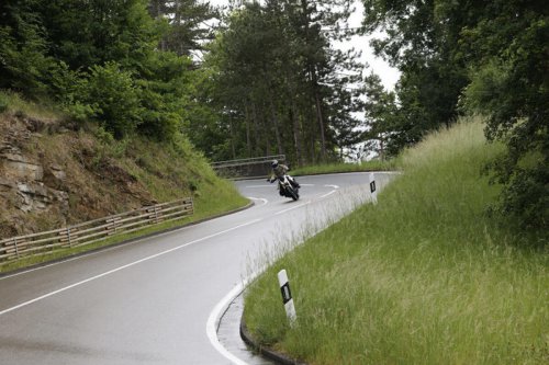 BMW R 1300 R試乗レポート｜国際試乗会で体感した最新ネイキッドバイクの進化