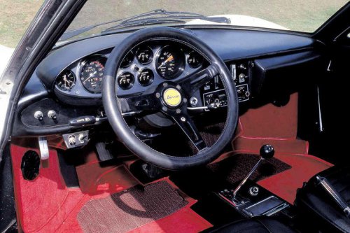 ディーノ 246GTは、その伝説をまとう「ピッコロ フェラーリ」として人気を集めた【スーパーカークロニクル・完全版／009】