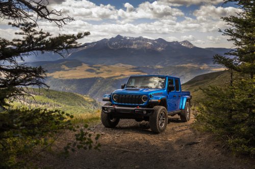 Jeep is bringing back the manual Gladiator—taking aim at Tacoma
