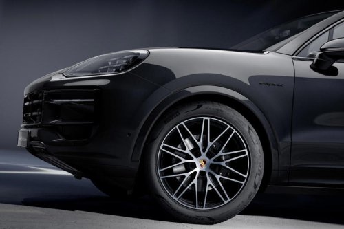ポルシェジャパンがブラックでコーディネートした「タイカン」と「カイエン」「カイエン クーペ」の特別仕様車を導入