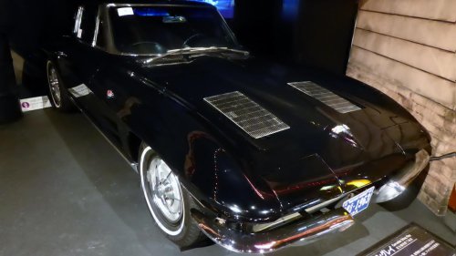 8 old-school V8 cars that still feel dangerous in the best way
