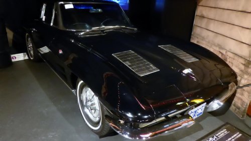 8 old-school V8 cars that still feel dangerous in the best way