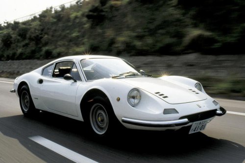 ディーノ 246GTは、その伝説をまとう「ピッコロ フェラーリ」として人気を集めた【スーパーカークロニクル・完全版／009】