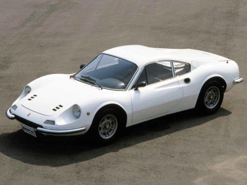 ディーノ 246GTは、その伝説をまとう「ピッコロ フェラーリ」として人気を集めた【スーパーカークロニクル・完全版／009】