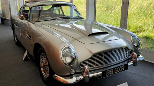 12 classic cars that still look good today