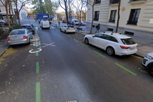 Quería aparcar en Madrid, pero no conocía el significado de estas líneas azules y naranjas discontinuas: miles de conductores aún no lo saben