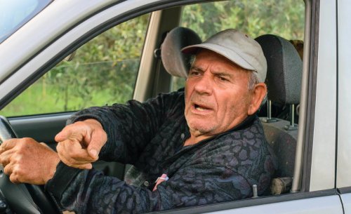 El país que marca un tope definitivo para los mayores al volante: la norma vuelve al centro del debate europeo
