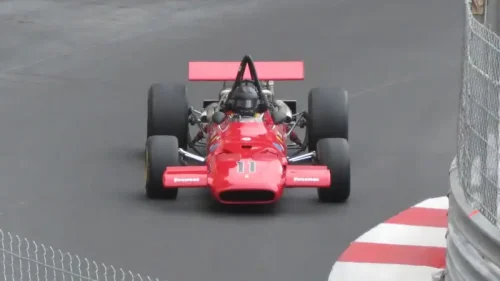 伝説のフェラーリが傷つく：写真