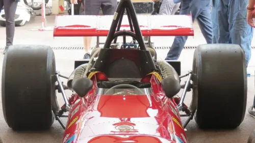 伝説のフェラーリが傷つく：写真