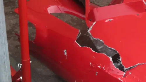 伝説のフェラーリが傷つく：写真