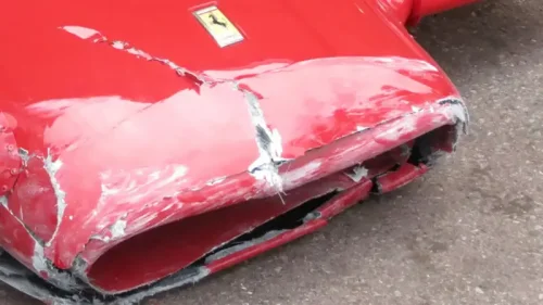 伝説のフェラーリが傷つく：写真