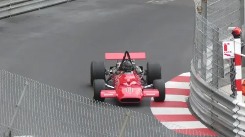 伝説のフェラーリが傷つく：写真